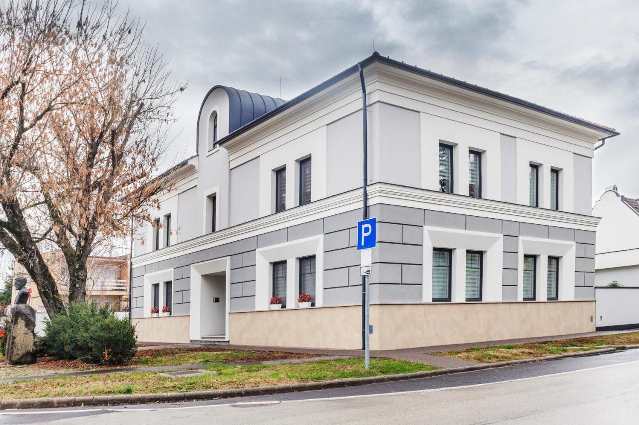 Corso Lux Apartman Gyula Buitenkant foto